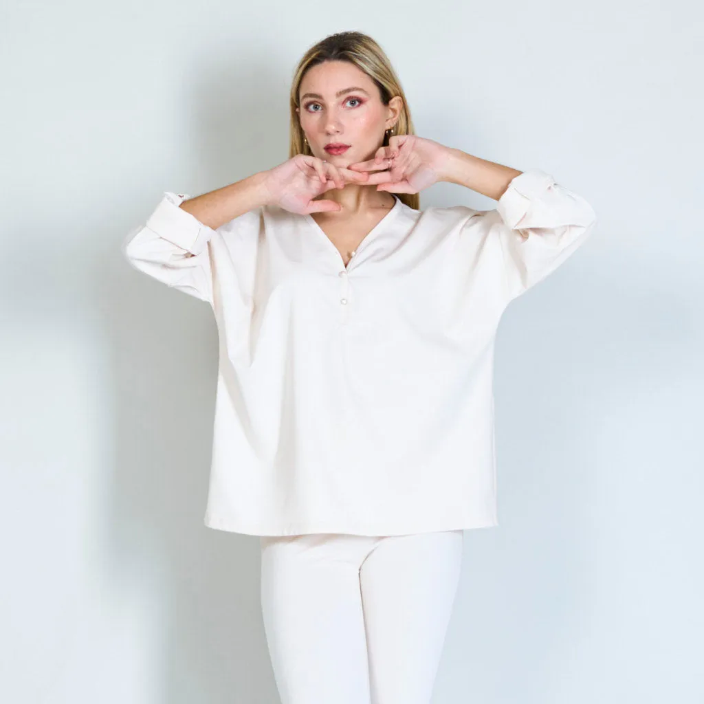 Blouse with buttoned pearls wholesale